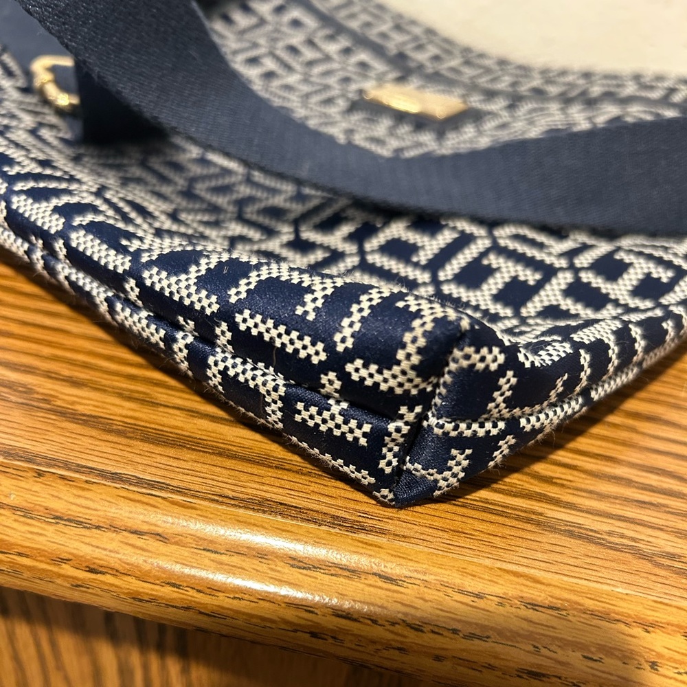 Tommy Hilfiger Crossbody Purse - Picture 6 of 12